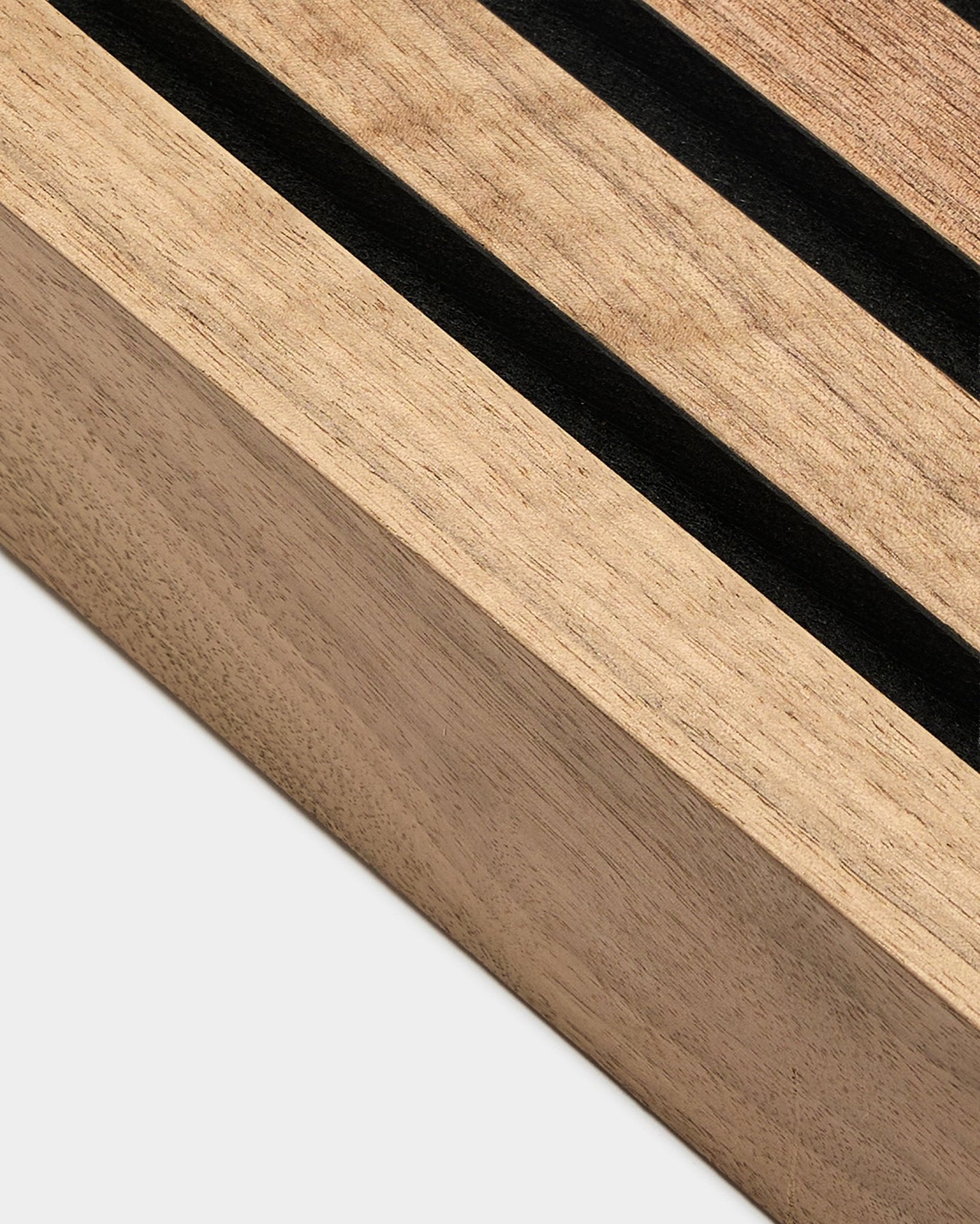 Grande plano da lamela terminal WoodUpp Akupanel em nogueira, 6,7 cm de largura, moldura de MDF com suporte em feltro acústico black, apresentada sobre um fundo cinzento-claro.